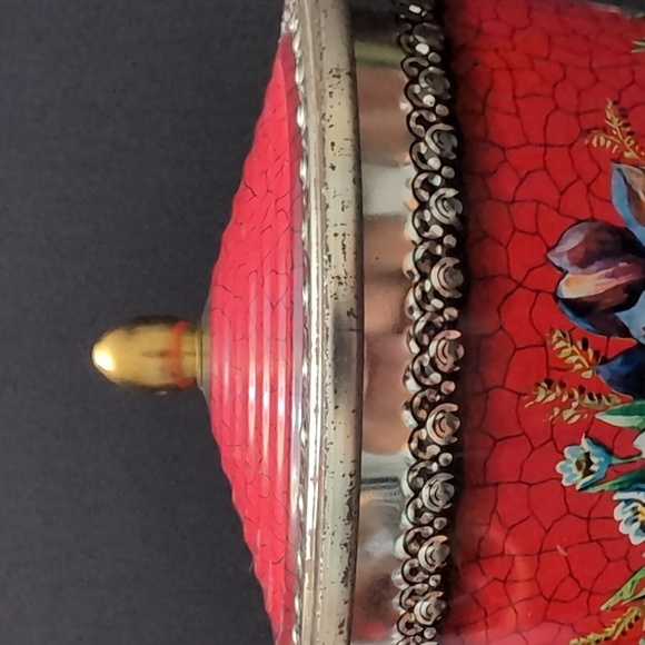 VGT,Floral Hollywood Regency Urn Shaped Red Decorative Tin with Lid. - Picture 9 of 11